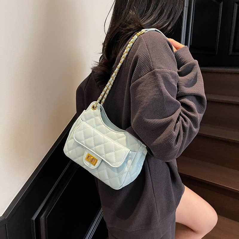 Diamond-shaped chain underarm bag