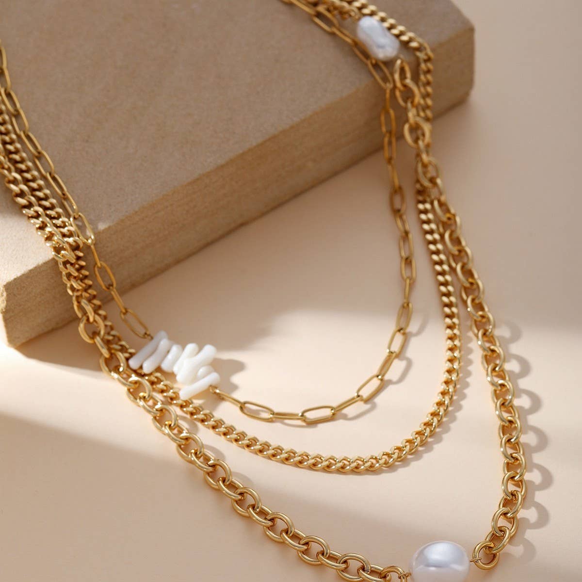 LAYERED CHAIN PEARL PENDANT NECKLACE_CWMM3583