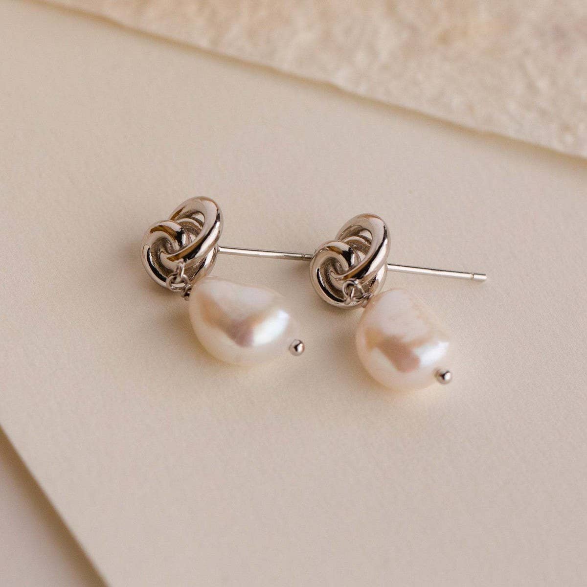 All-match Valentine's Day Pearl Earrings_CWMM5732