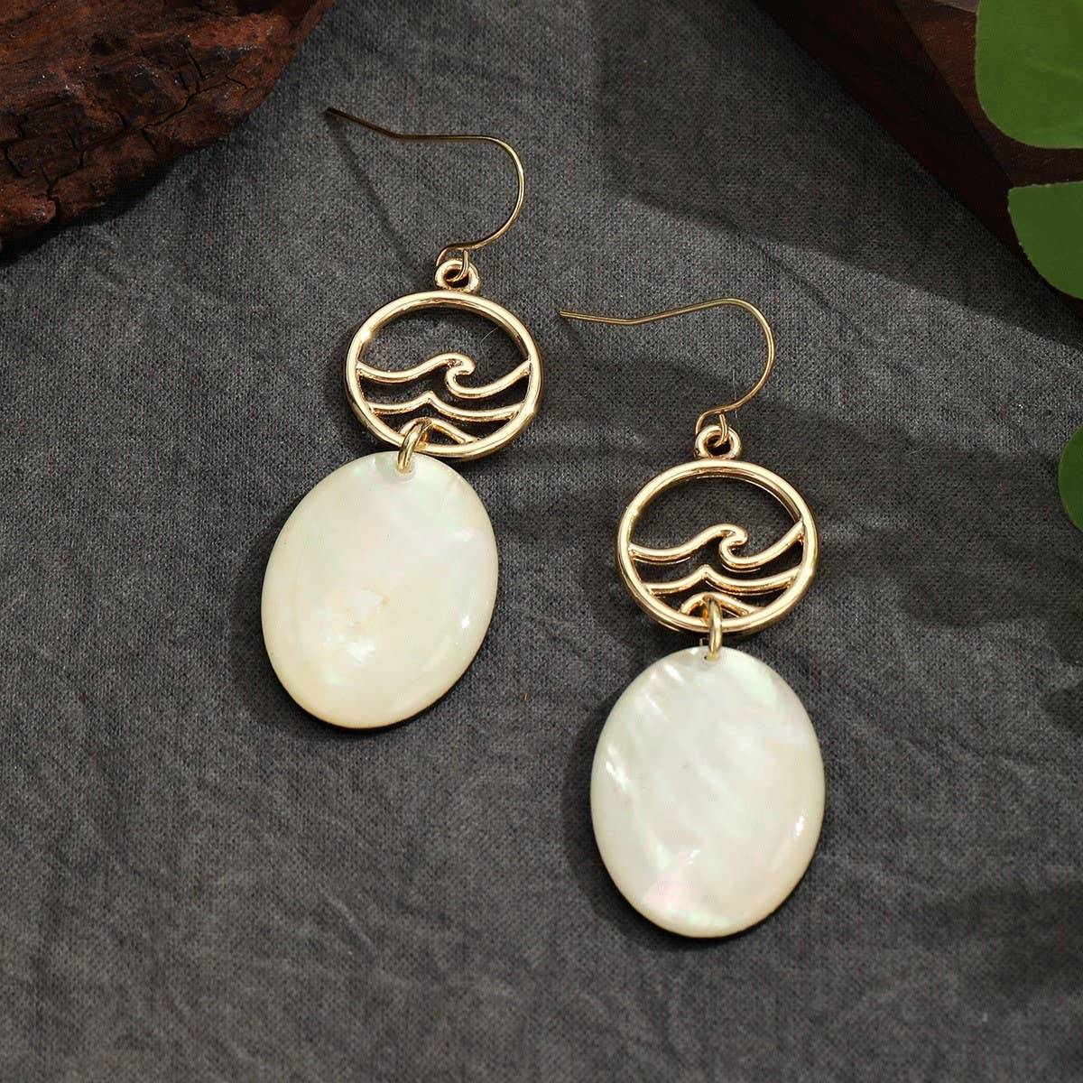 TEARDROP-SHAPED WHITE SHELL TASSEL EARRINGS