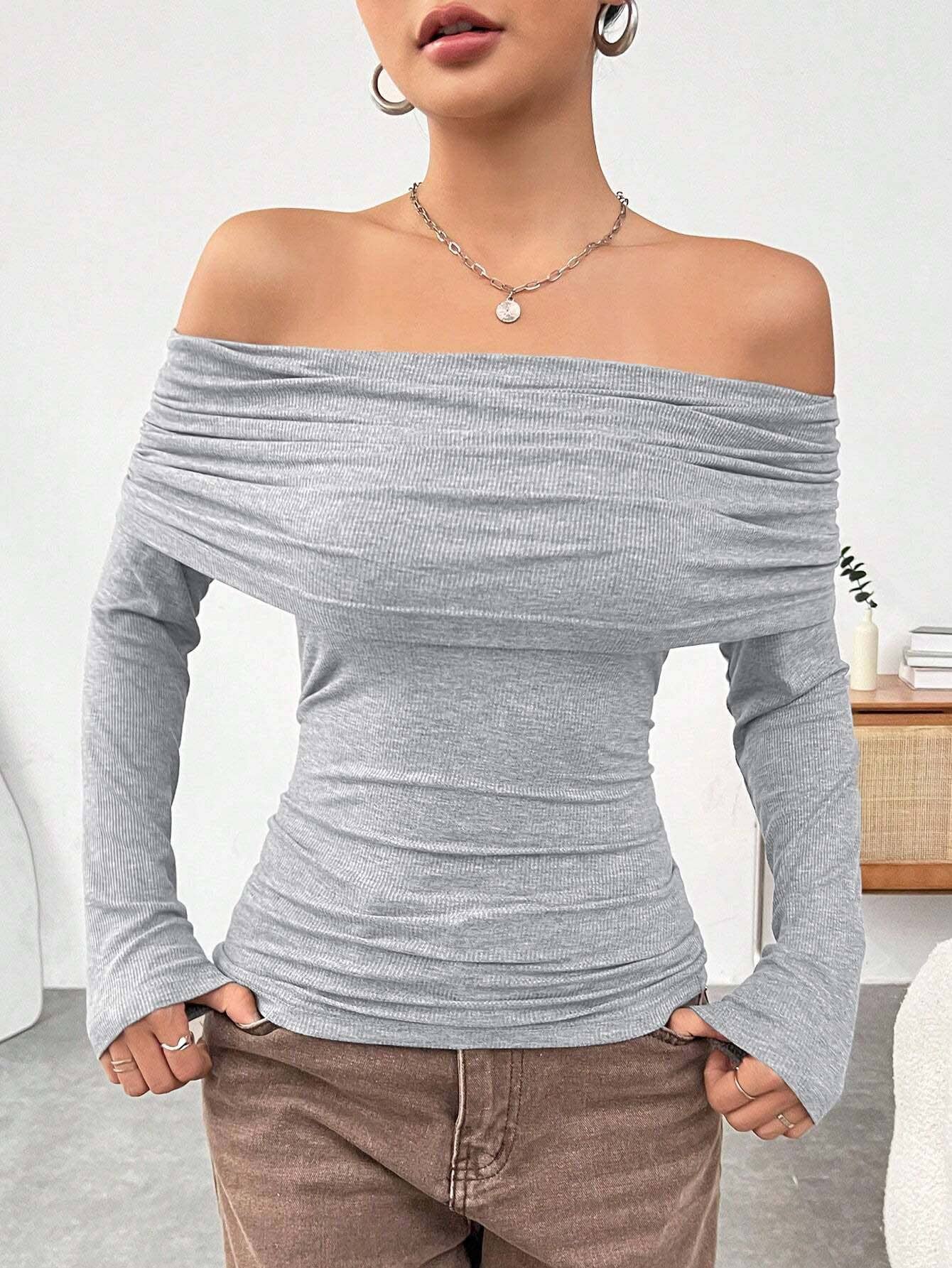 SLIM-FIT KNIT LONG-SLEEVED TOP WITH A LINE NECK