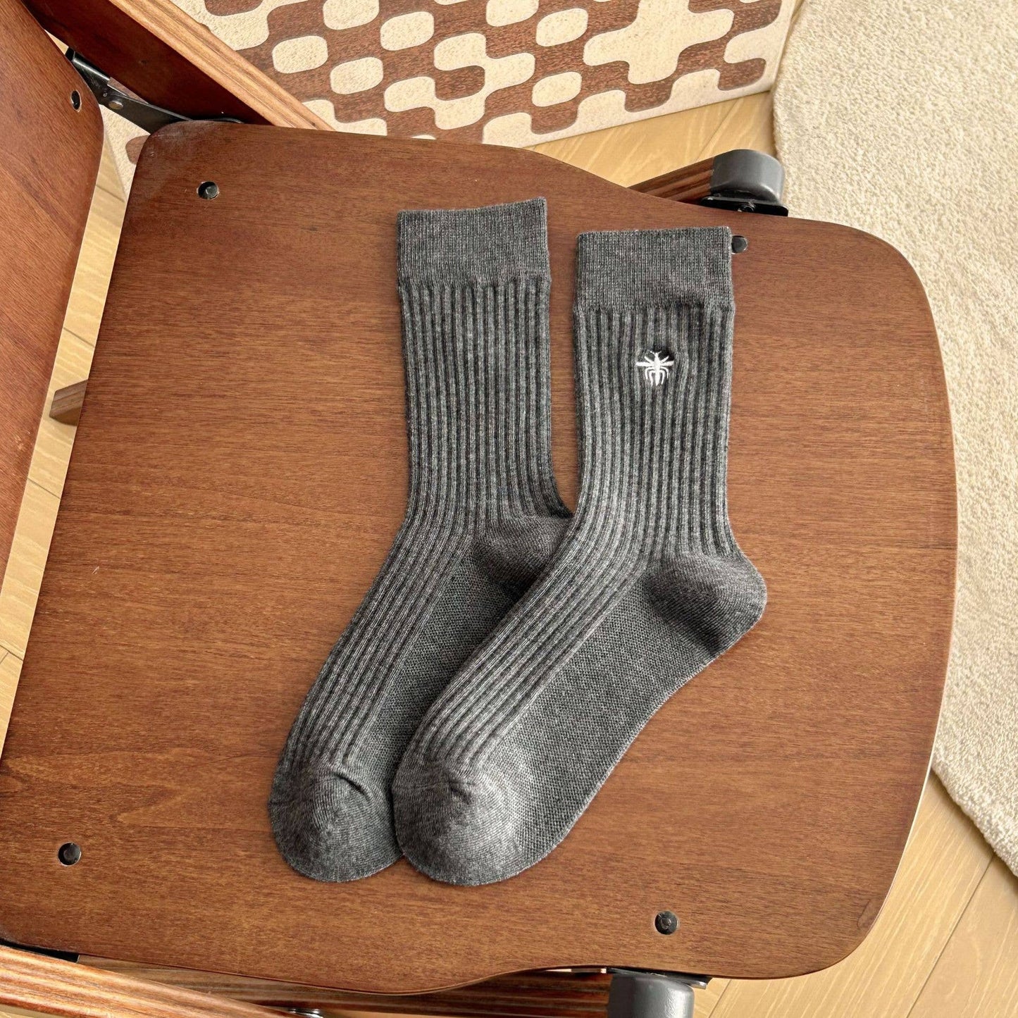 EMBROIDERY BEE SOLID COLOR MATCHING MIDTUBE SOCKS