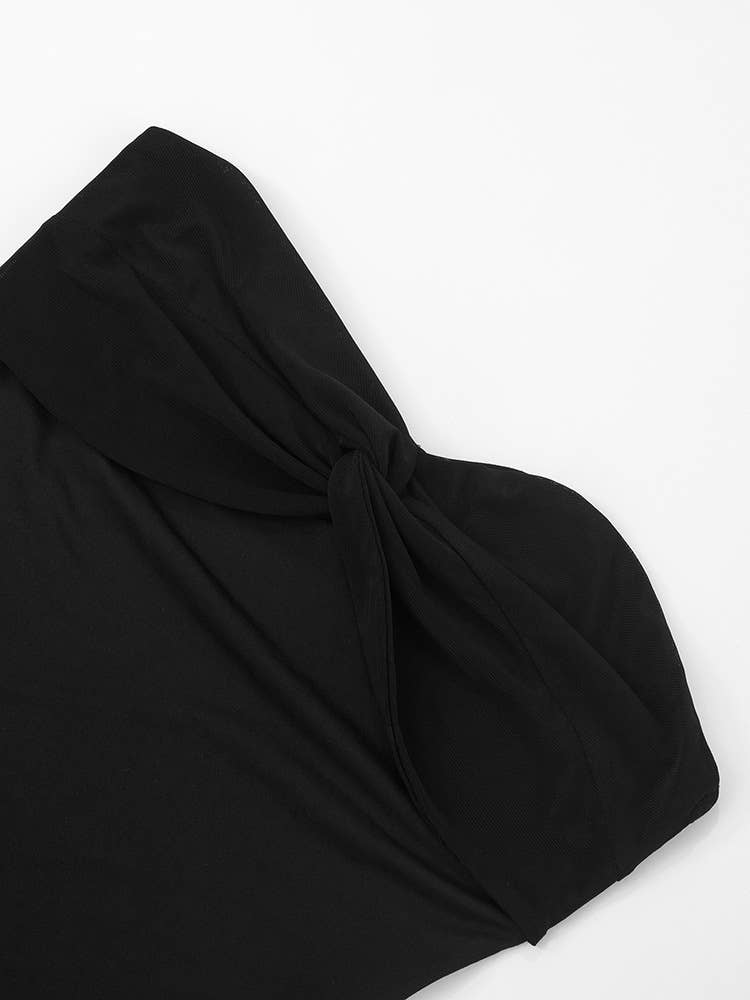 Solid-color hip-hugging pleated strapless dress