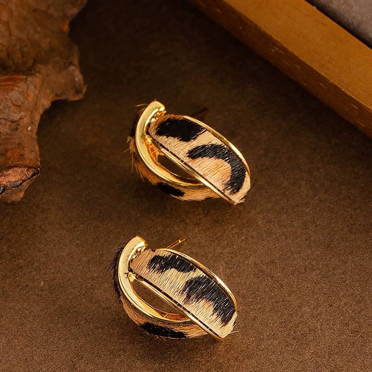 ENAMEL SILVER NEEDLE C-SHAPED EARRINGS