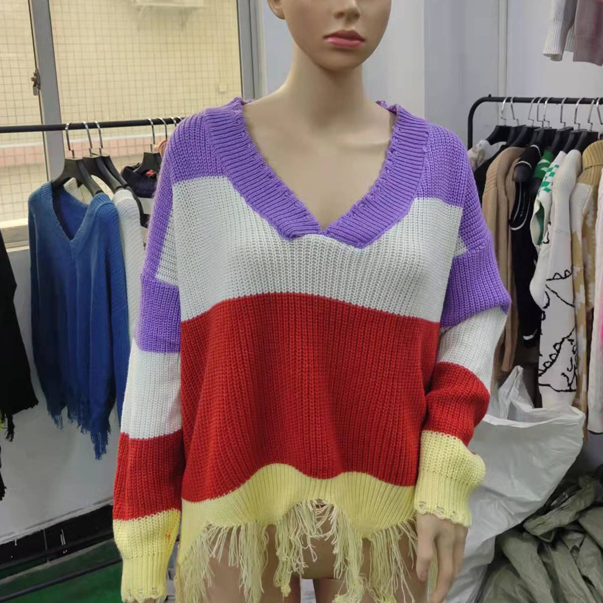 SLOUCHY V-NECK COLOR CONTRAST RAGGED FRINGE TOP