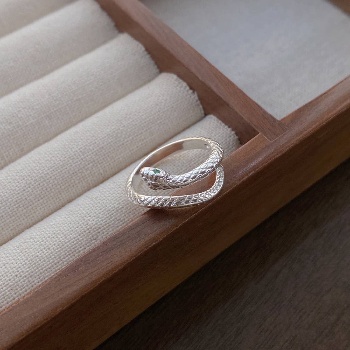 CWAJE4974_EXQUISITE LITTLE SNAKE PERSONALITY OPEN RING