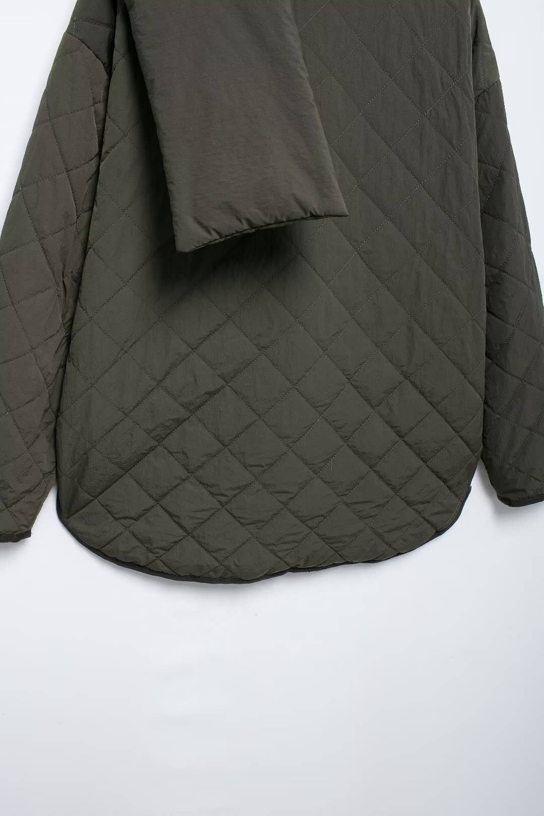 WEAR A SCARF AND COTTON SUIT IN A SOLID COLOR