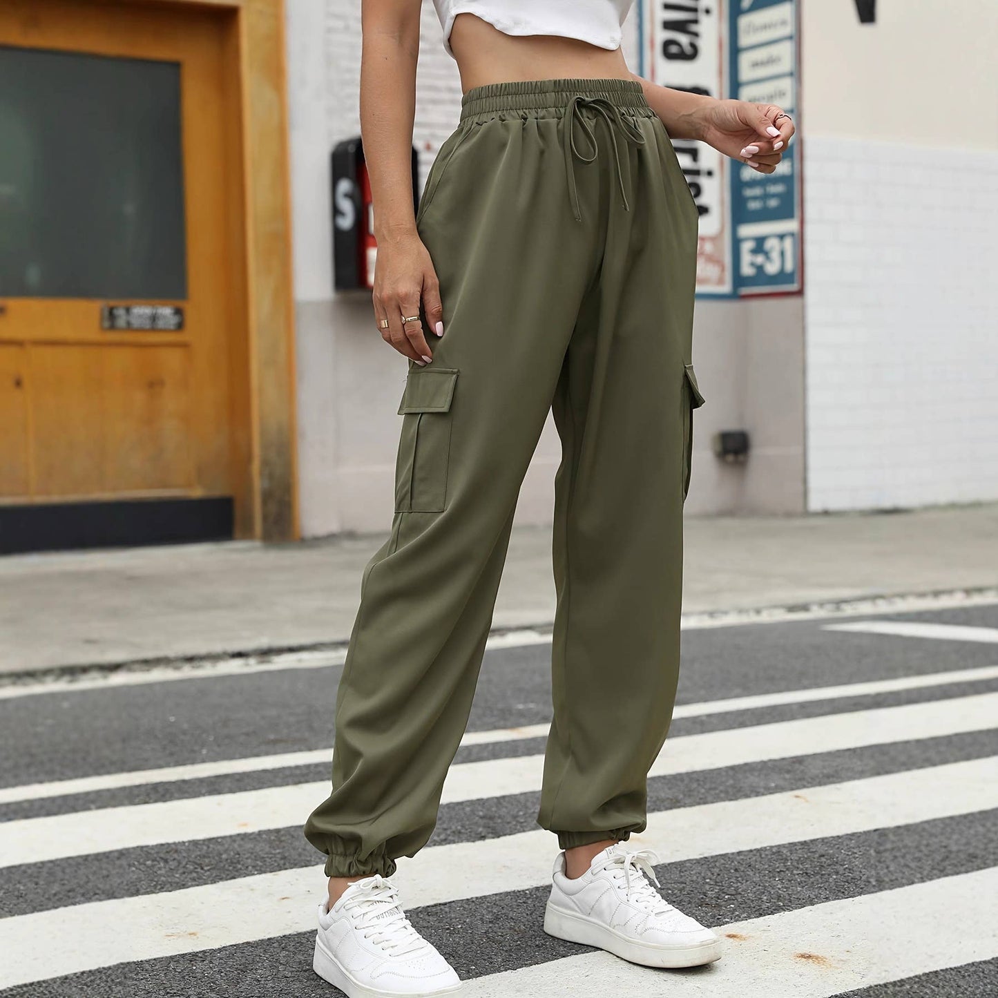 Covered pocket tapered lace-up loose cargo pants