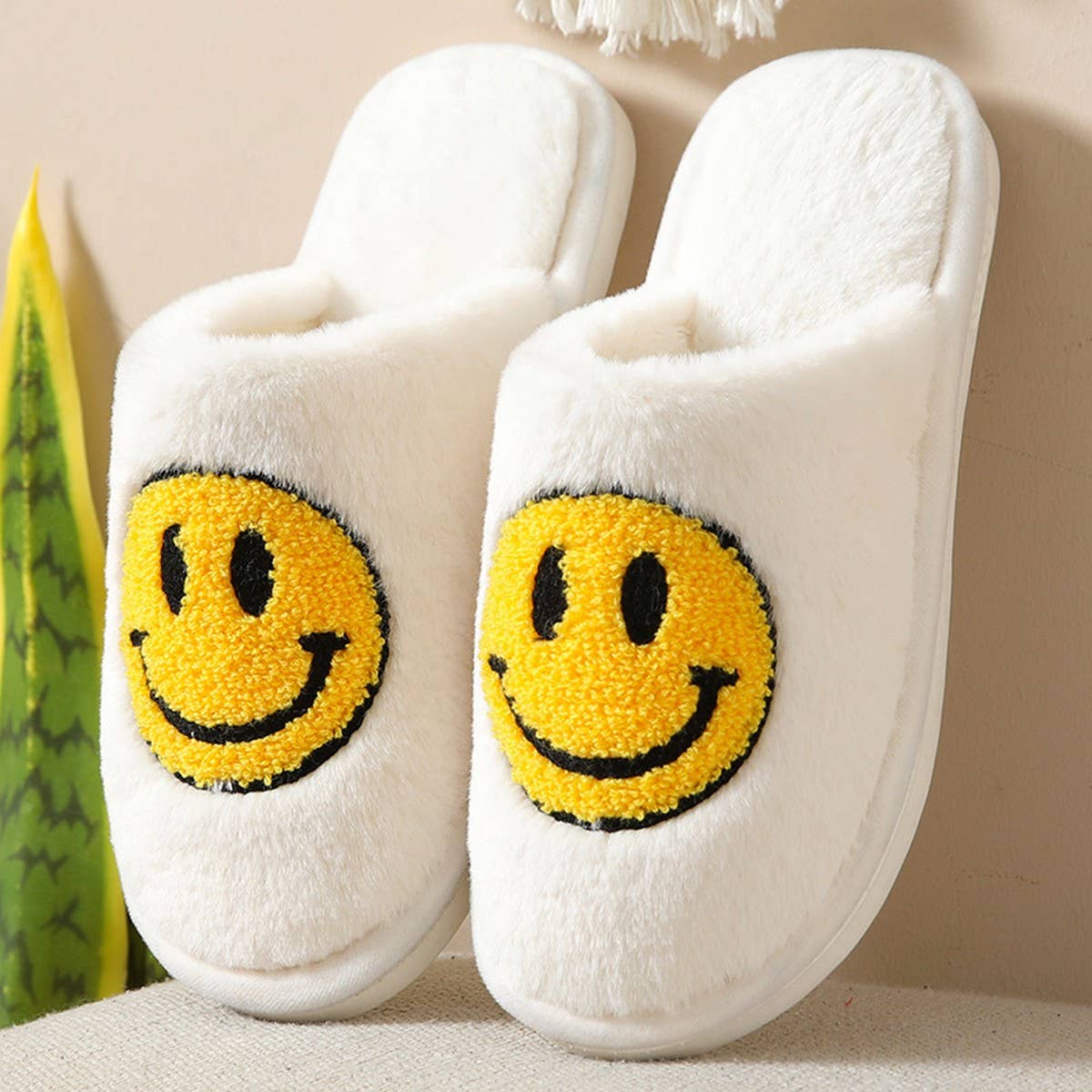 COZY SMILING FACE SLIPPERS FUZZY SLIPPERS WOMEN
