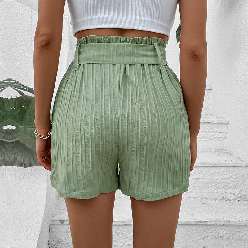 Solid color pleated shorts with belt