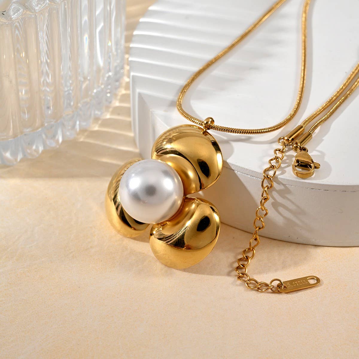 Minimalist Flower Pearl Necklace 18K Gold Plated
