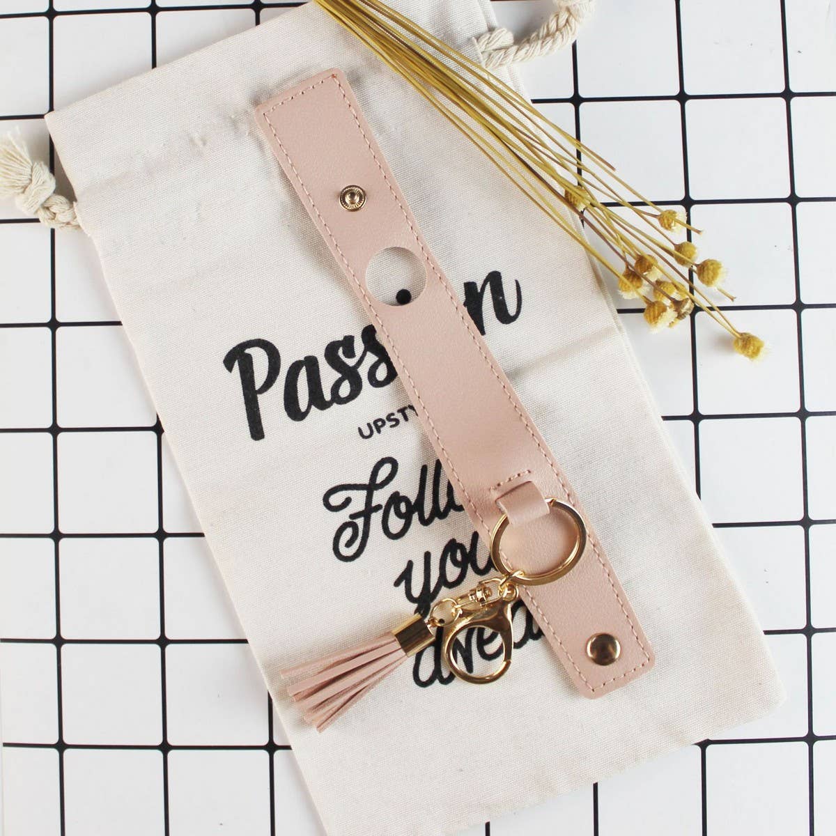 MINIMALIST LEATHER KEYCHAIN