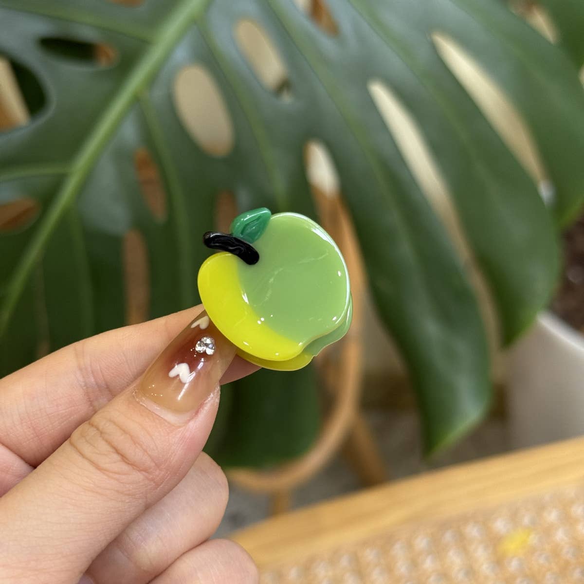 CWAHA4504_DOPAMINE HAIR CLIPPER APPLE HAIR CLIP