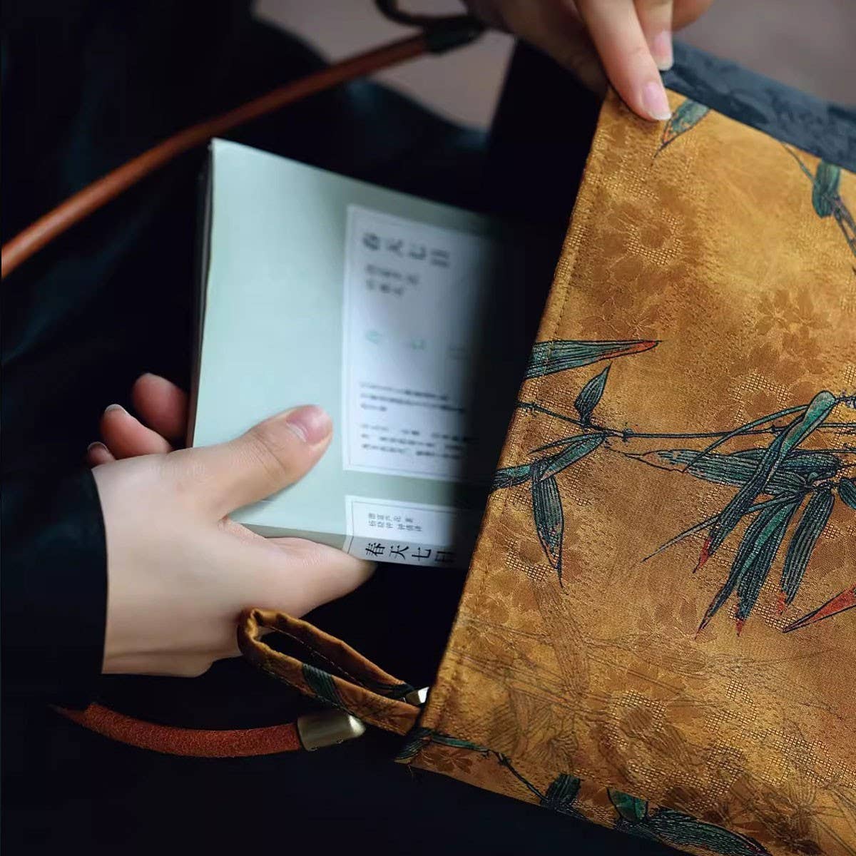 VERSATILE ART LARGE SHOULDER UNDERARM HANDBAG_CWAB4117