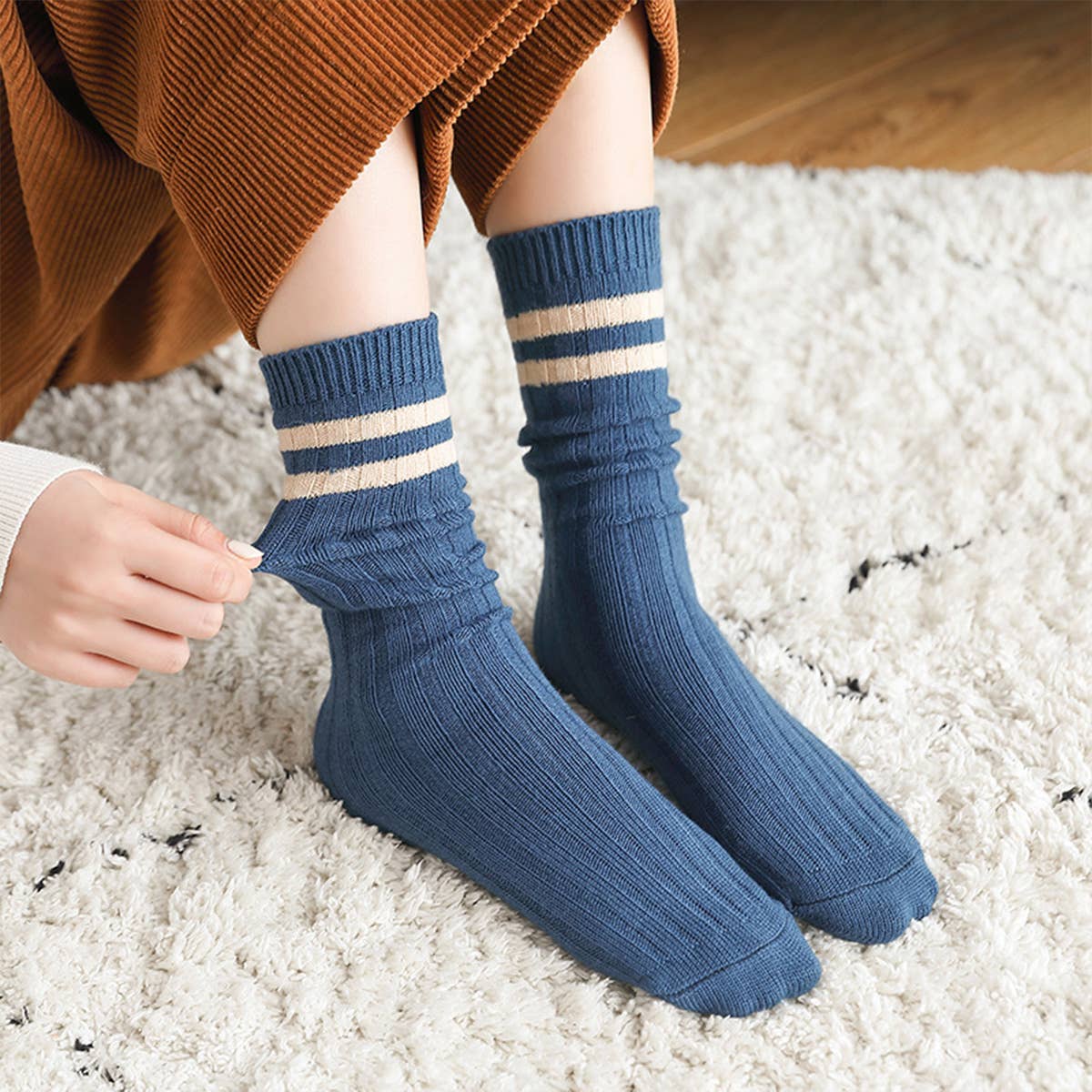 AUTUMN AND WINTER TWO-BAR STACKED SOCKS_CWMS0998