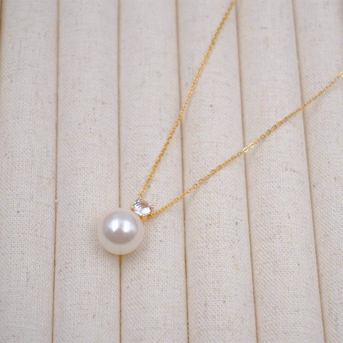 DELICATE AND SWEET PEARL NECKLACE AND EARRINGS SET