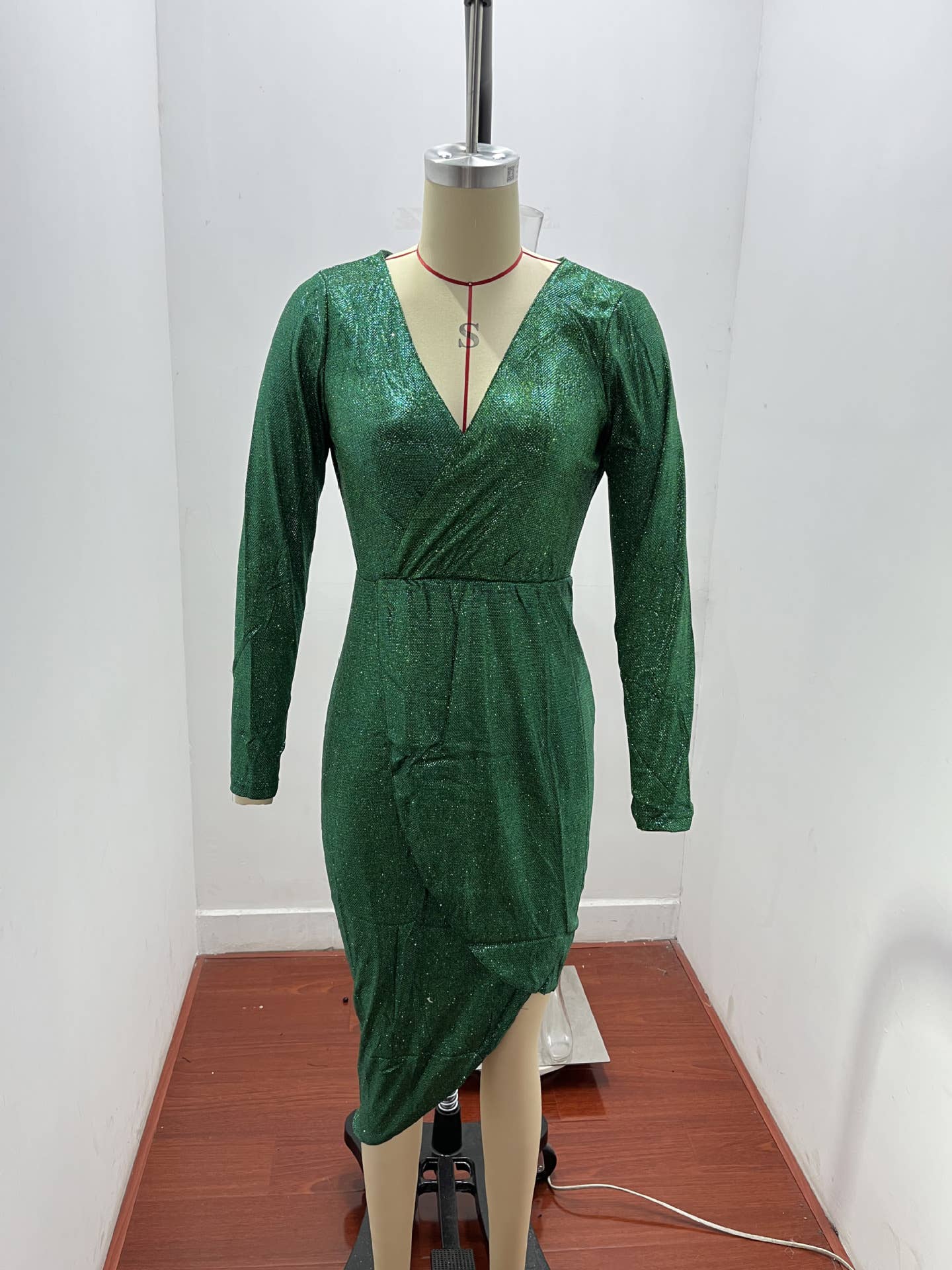 A gilded long-sleeved V-neck shiny evening dress