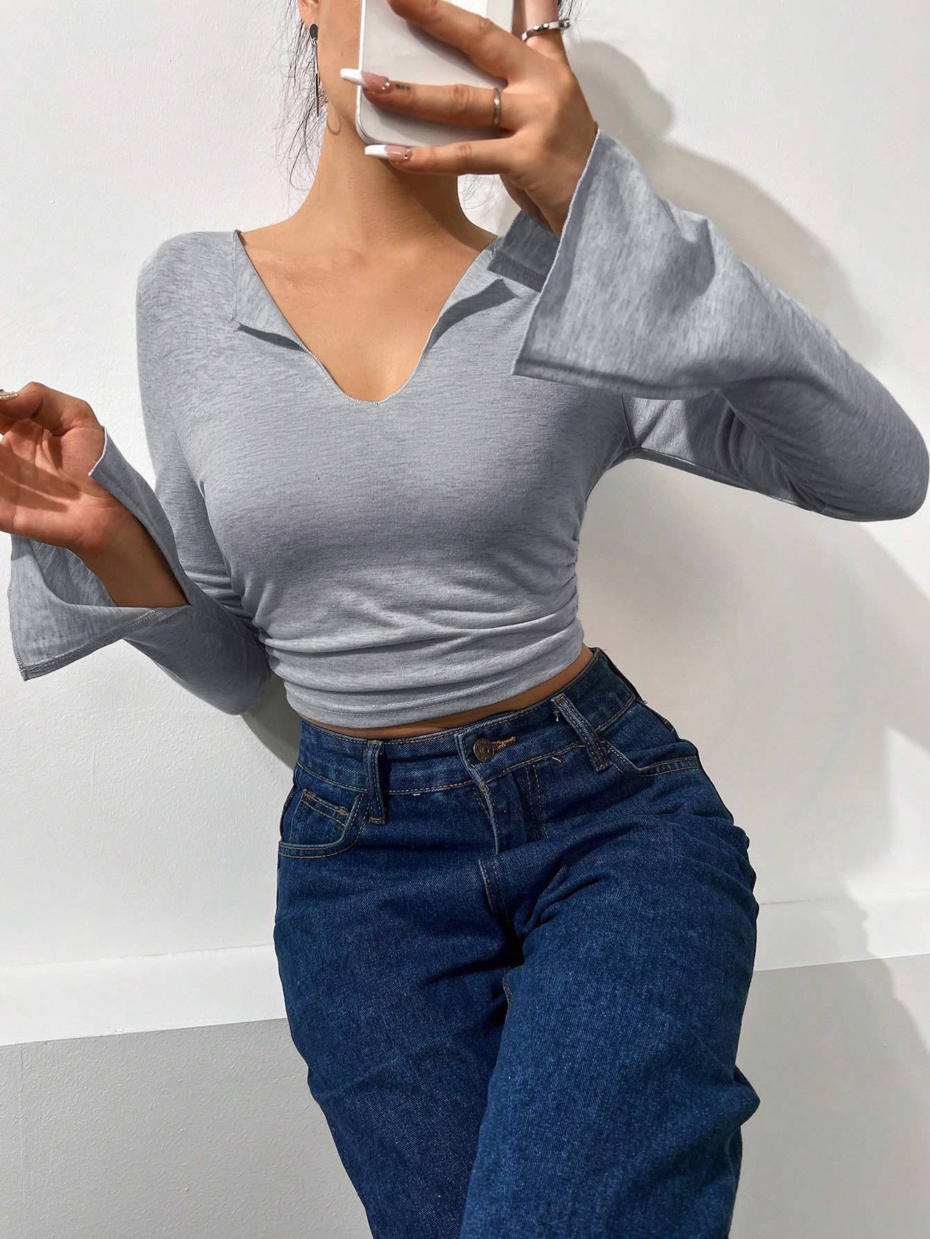 V-neck slim short T-shirt pleated flared sleeves