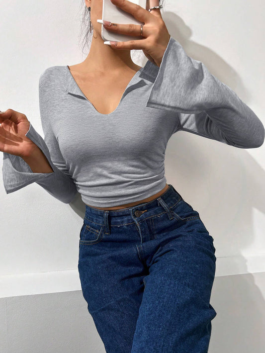 V-neck slim short T-shirt pleated flared sleeves