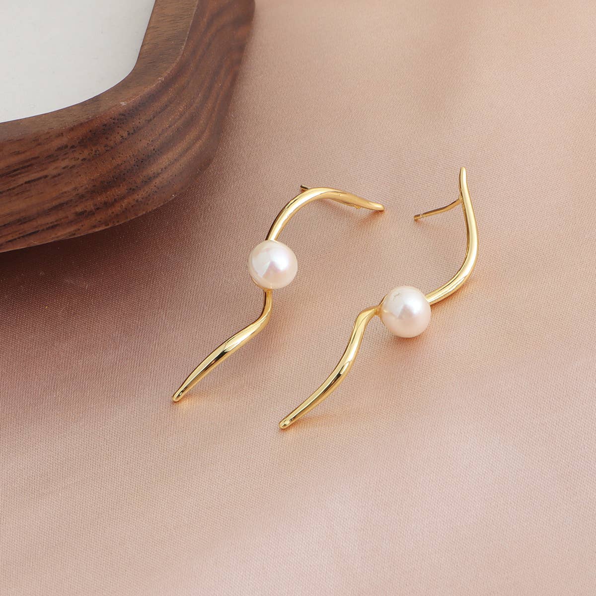 Light luxury freshwater Baroque pearl earrings