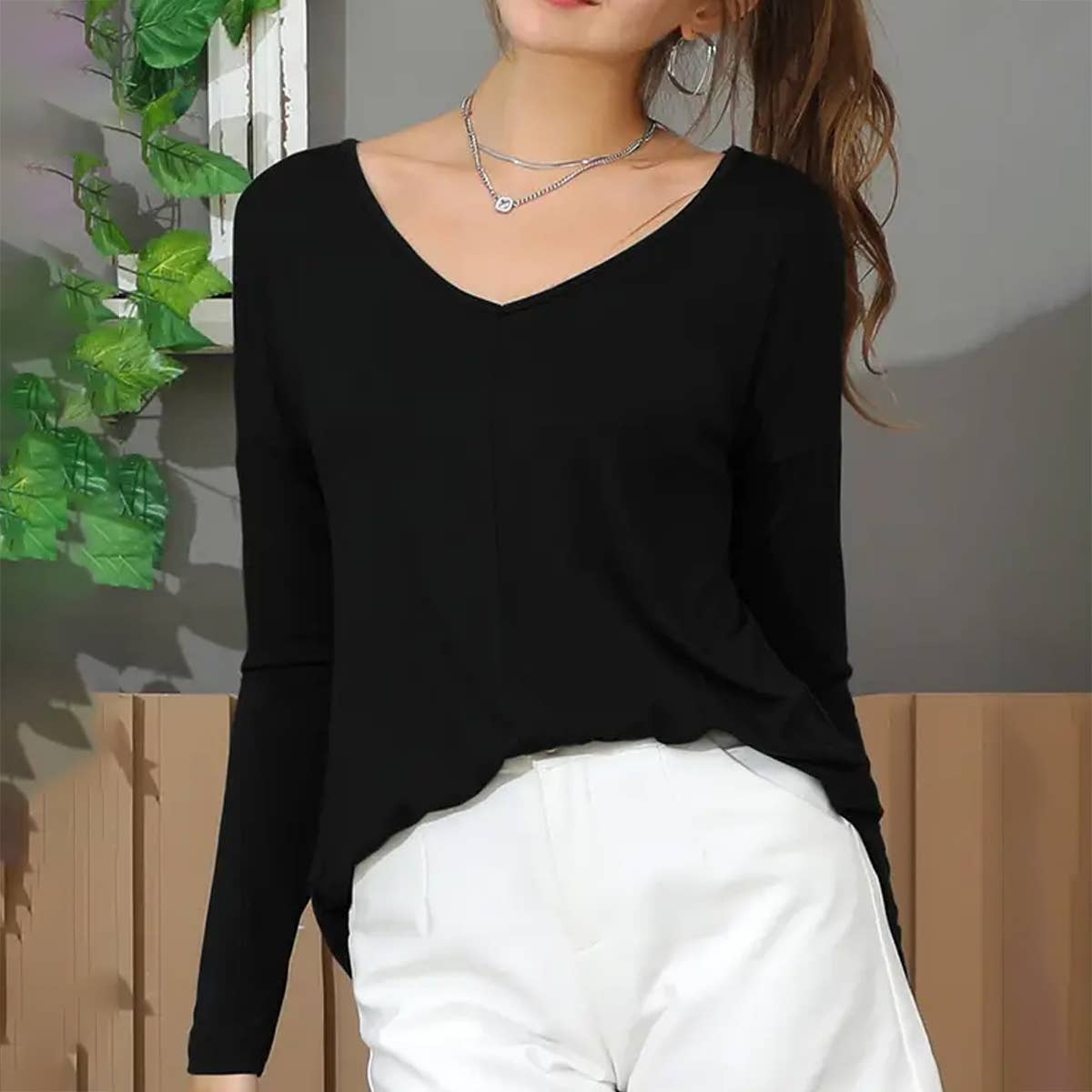 SOLID V-NECK LONG SLEEVE T SHIRT_CWTTL1444