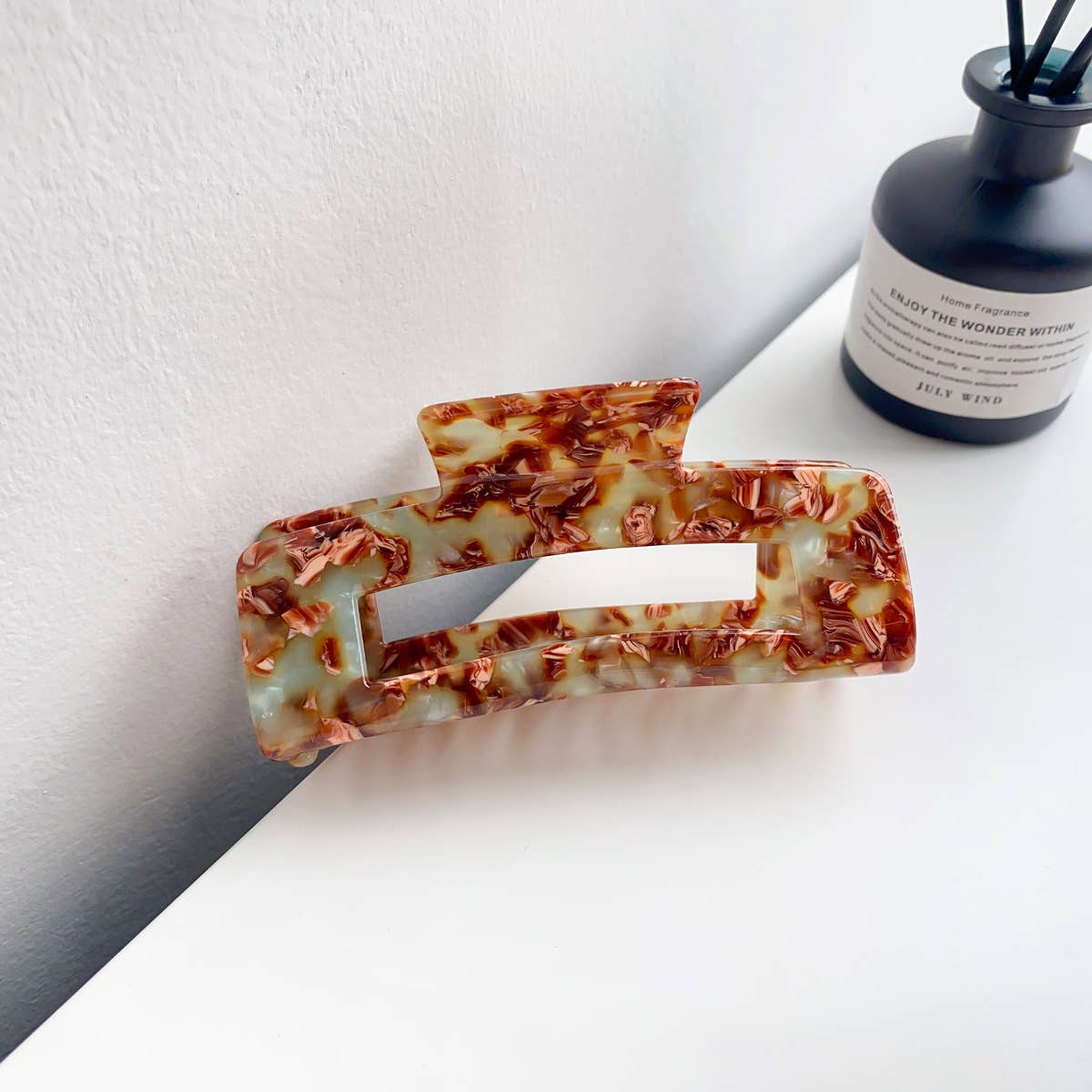 Retro and high-end acetate leopard hair clippers