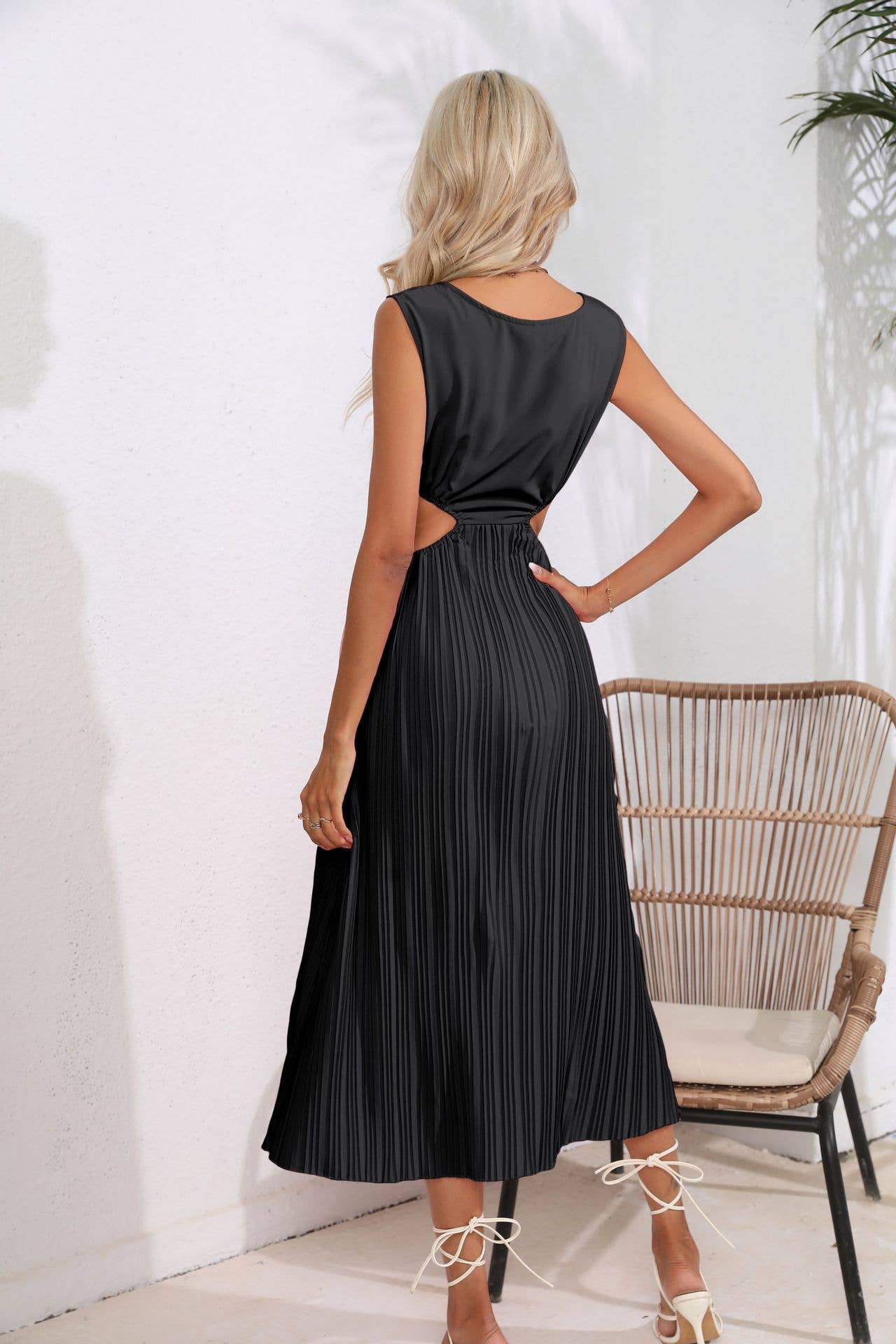 Hollowed-out pleated dress with exposed waist