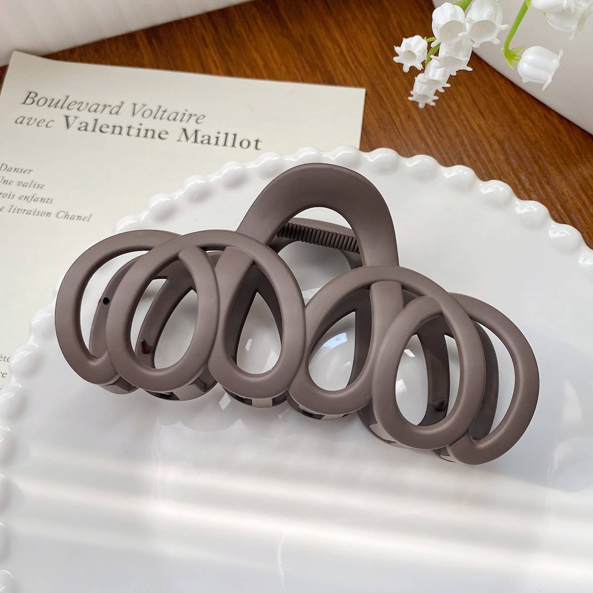 Versatile fashionable hollowed-out grab clip