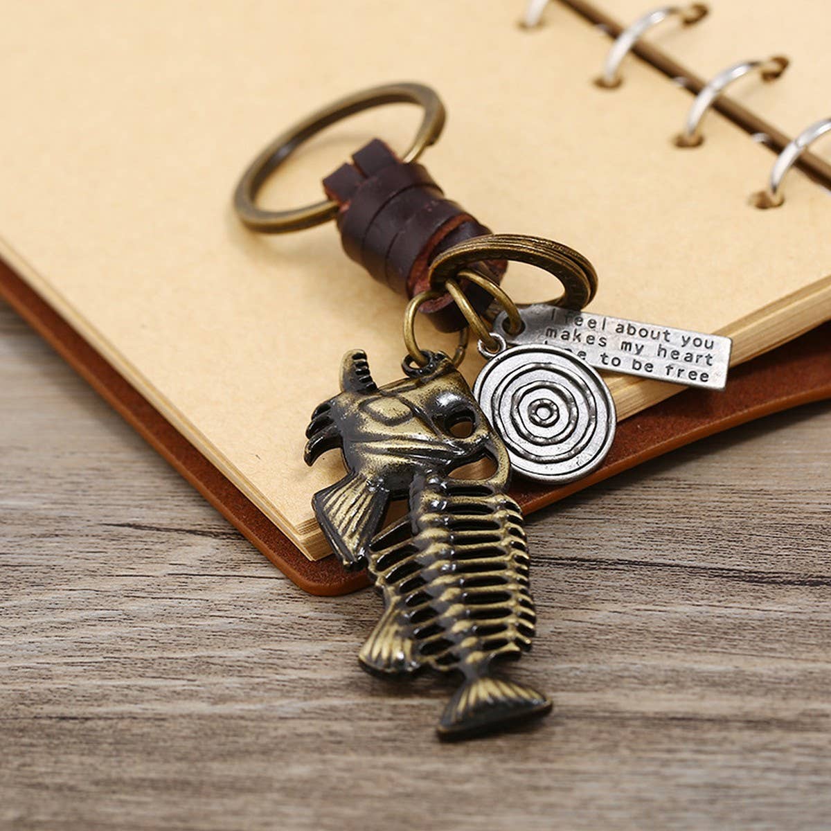 CREATIVE RETRO ALLOY FISHBONE LEATHER KEYCHAIN