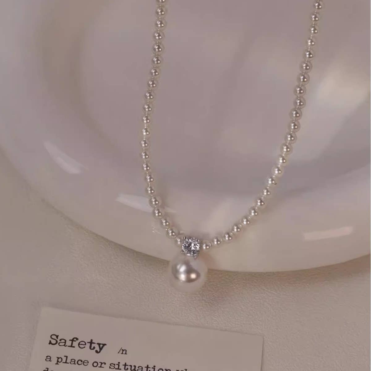 Artistic retro fresh and sweet pearl pendant