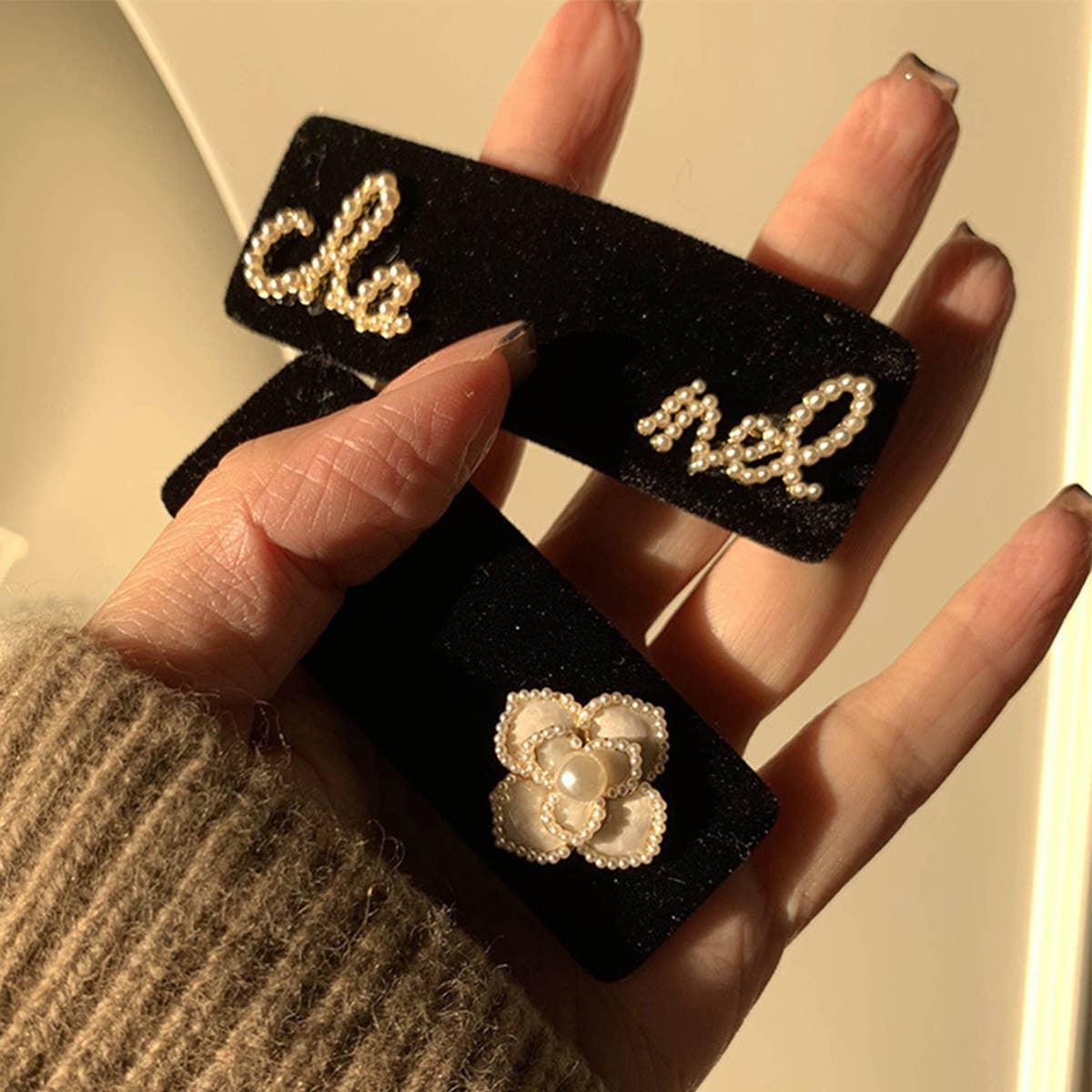 CAMELLIA PEARL BLACK SMALL FRAGRANCE HAIR CLIP