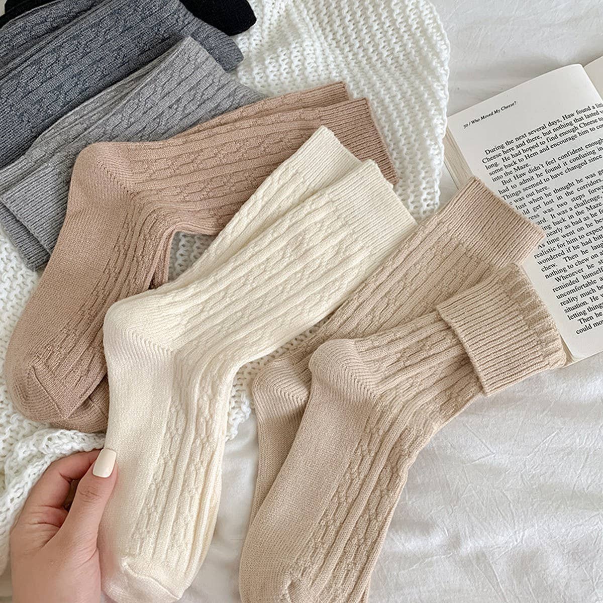 AUTUMN AND WINTER CABLE KNIT SOCKS_CWMS1067