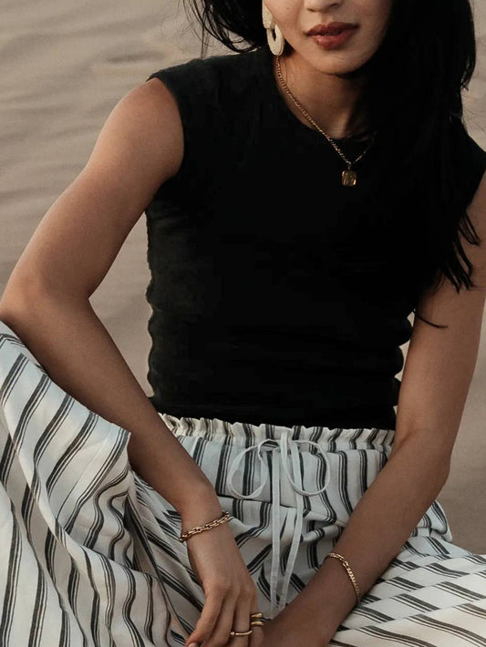 Sleeveless, round-neck knitted solid-color vest