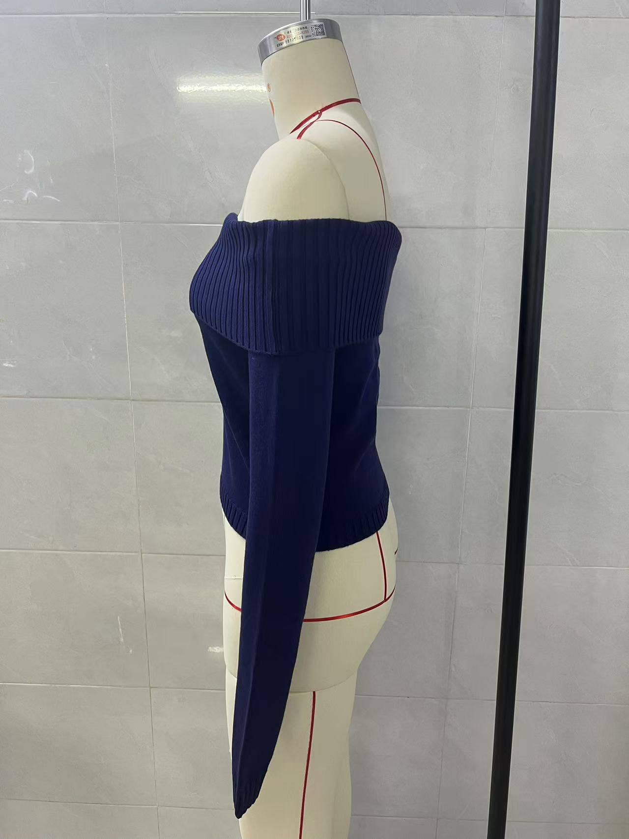 Solid-colored one-shoulder long-sleeved sweater