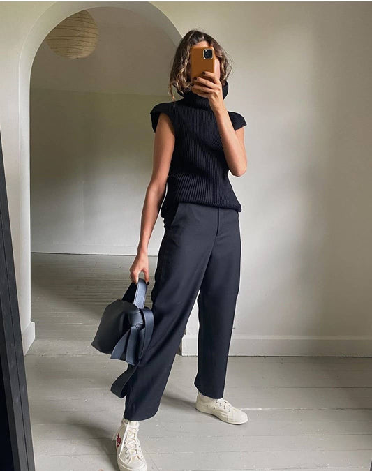 SOLID SLEEVELESS TURTLENECK SHOULDER PAD SWEATER