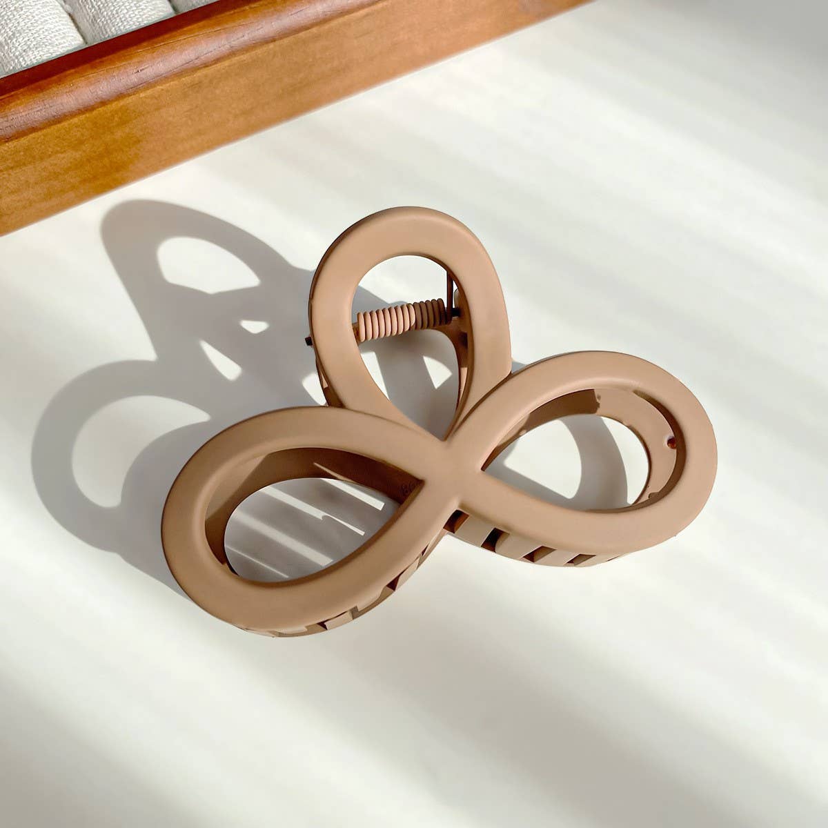 Versatile fashionable hollowed-out grab clip