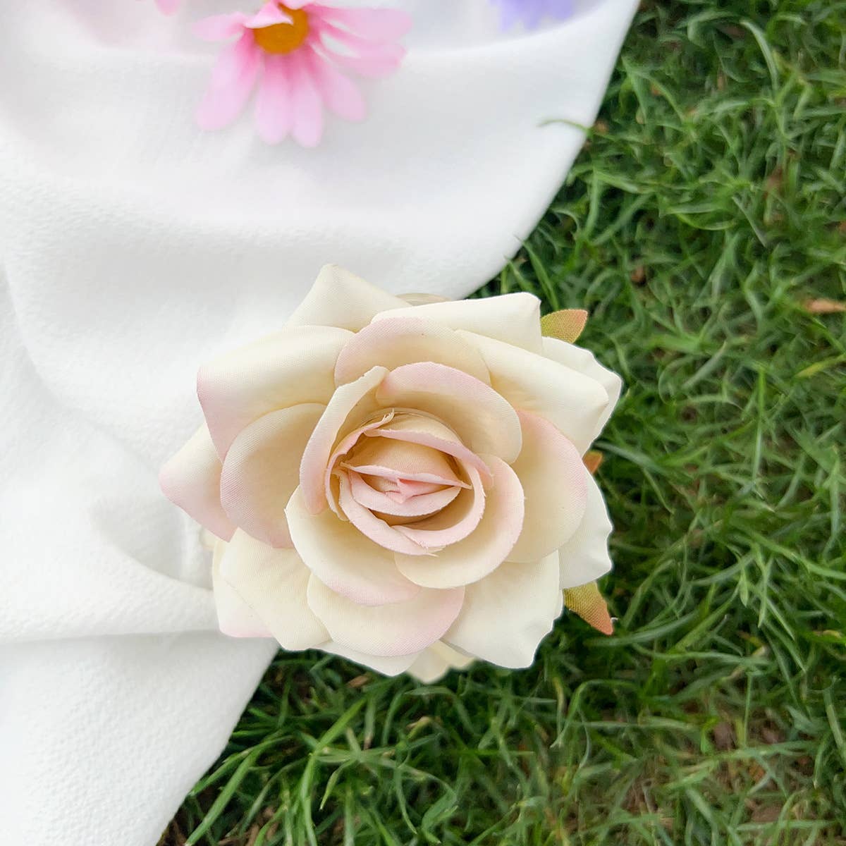 Dopamine-colored rose plastic hair clips