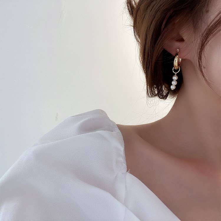 Simple versatile and retro-styled pearl earrings