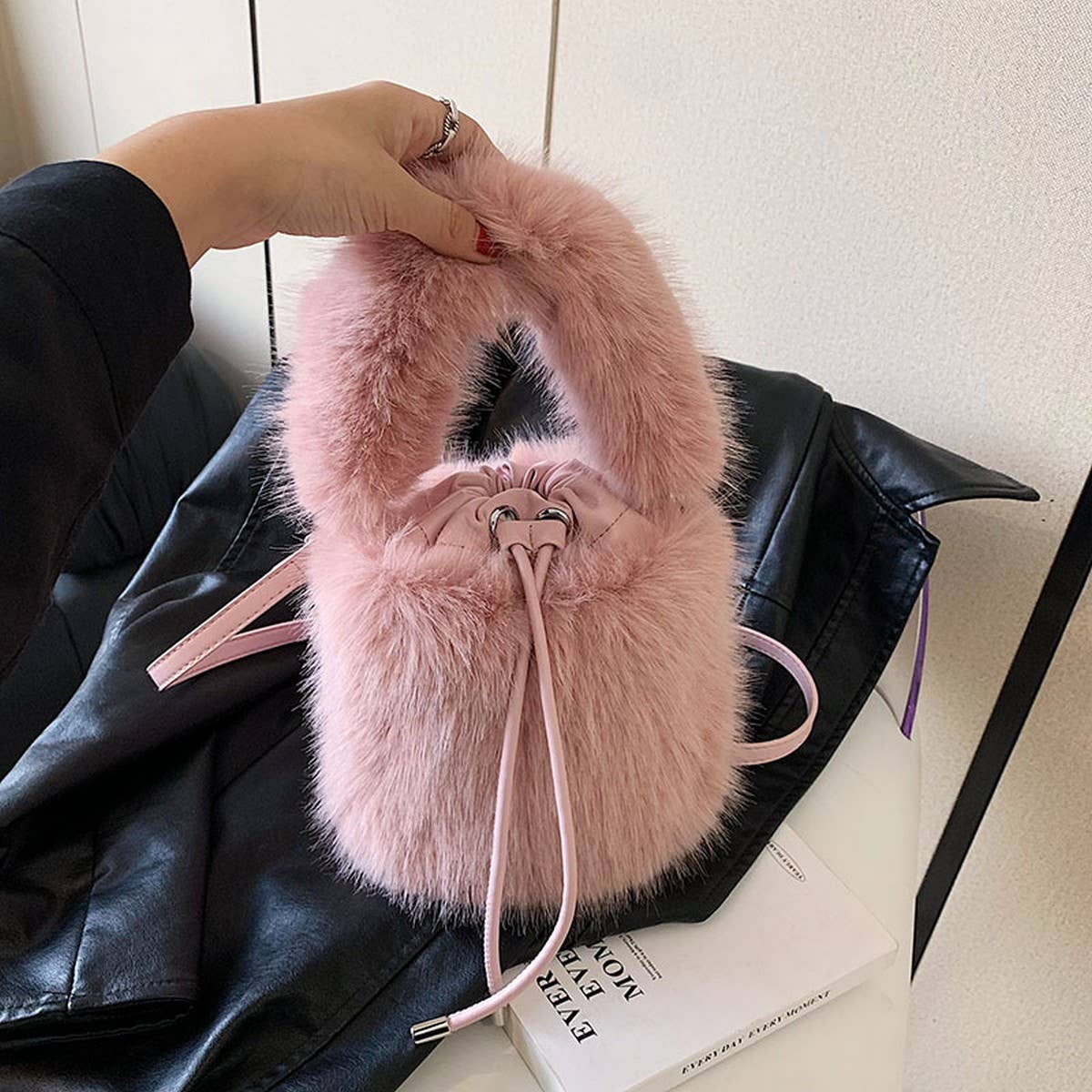 WINTER IMITATION FOX FUR HANDBAG PLUSH BUCKET BAG_CWAB3965