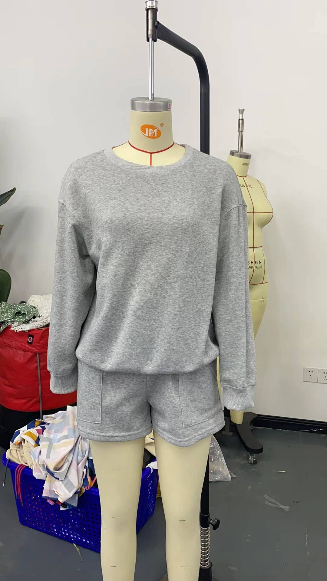 Three-inch sweatpants long sleeve sweatshirt set