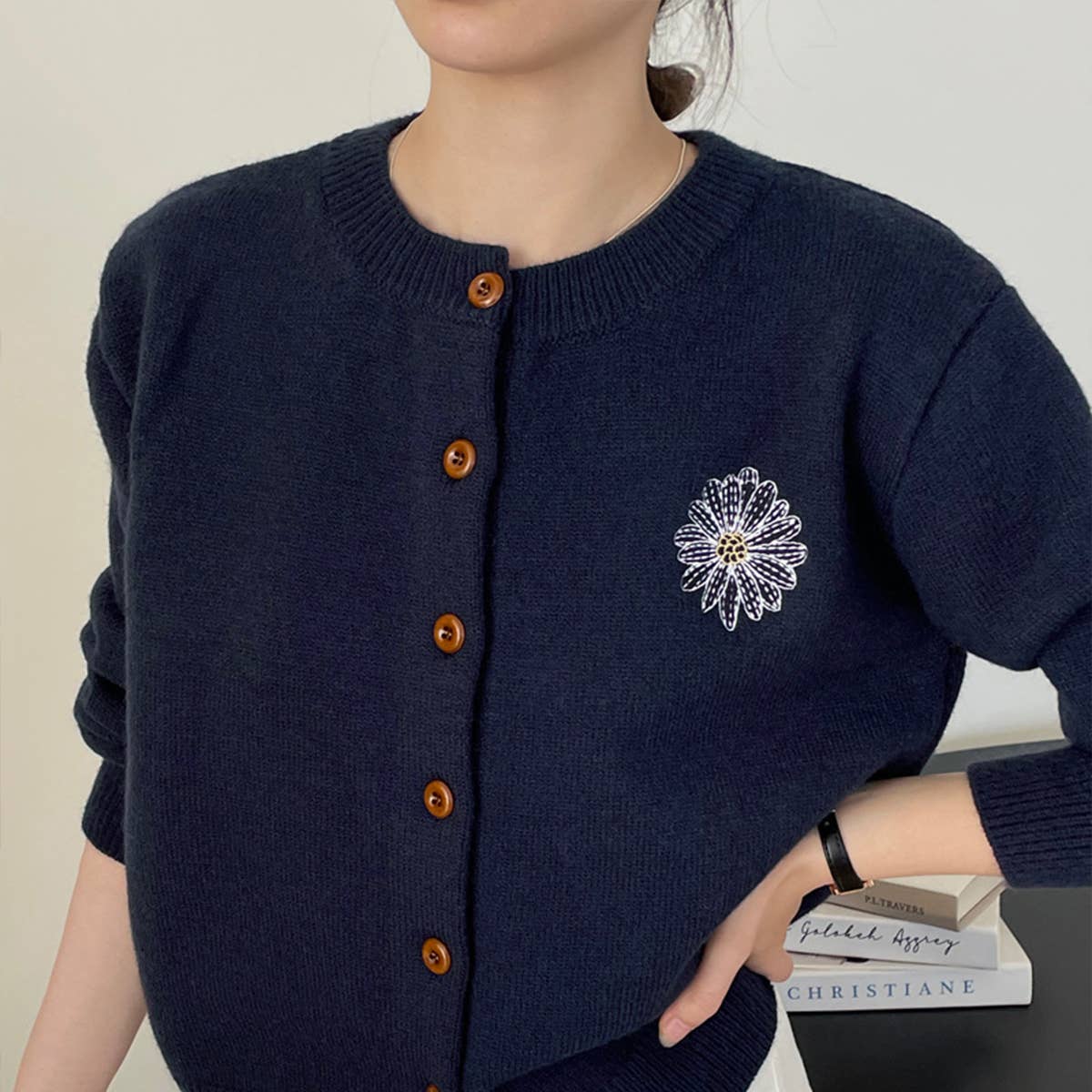 Embroidered crew-neck single-breasted cardigan