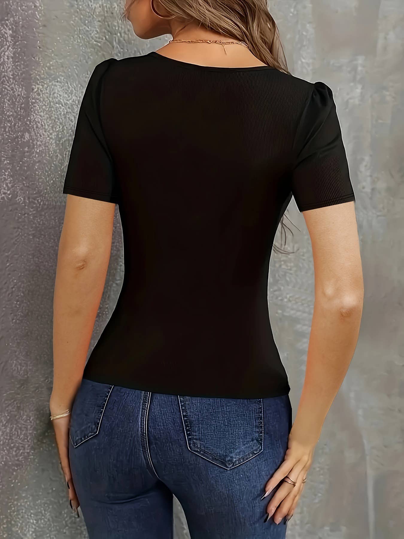 Solid-color low-cut, form-fitting knitted top