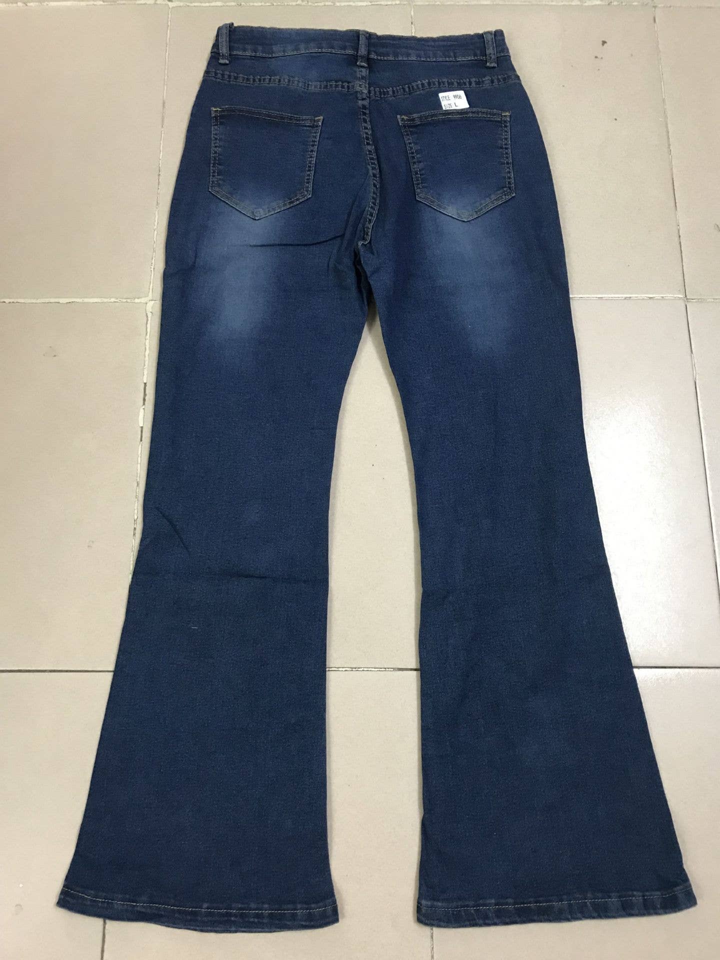 Fitting high-waisted,curvaceous flared jeans