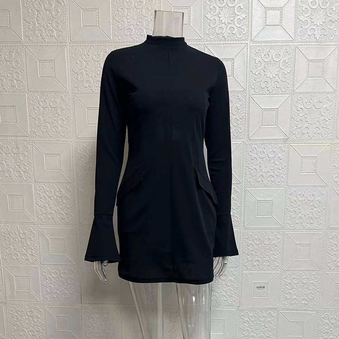 Elegant and fitted long-sleeved short dress