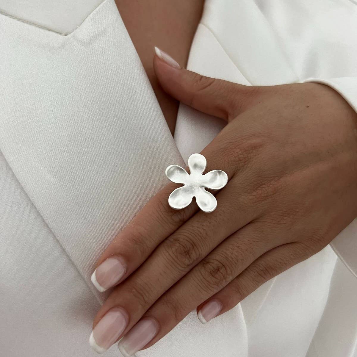 MINIMALIST ELASTIC ADJUSTMENT FLOWER ALLOY RING