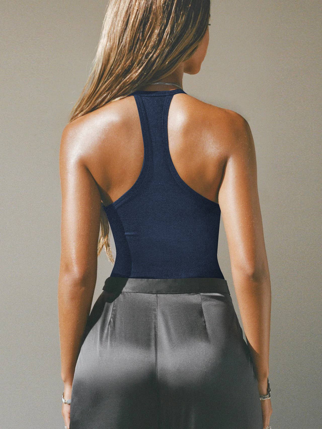 A HOLLOWED-OUT NECKLACE-STYLE SLIMMING HALTER_CWTTK1112