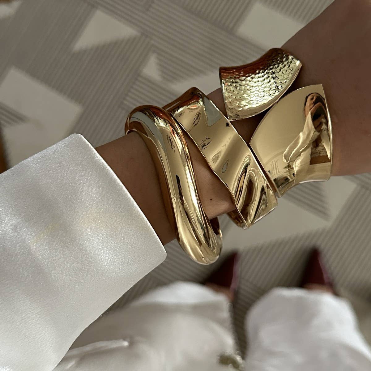 IRREGULAR HIGH-END OPEN NICHE METAL BRACELET