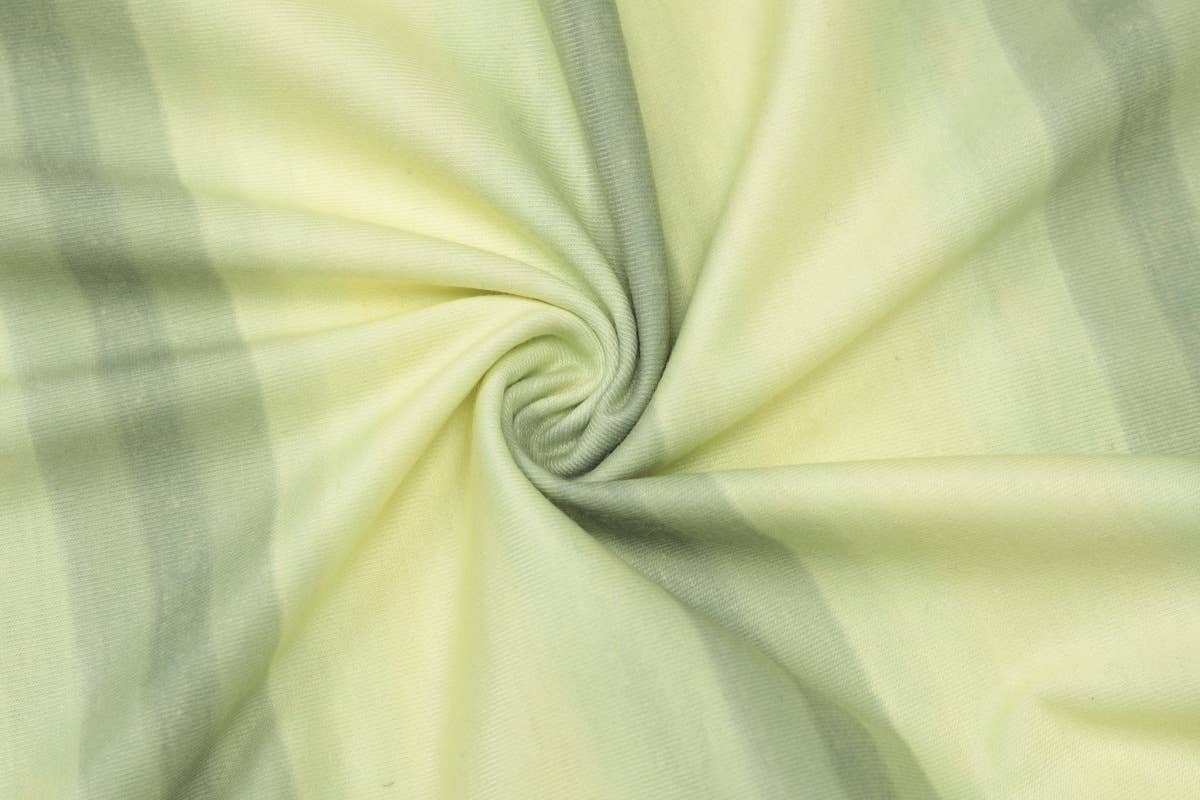 Striped low-cut halter dress that covers buttocks