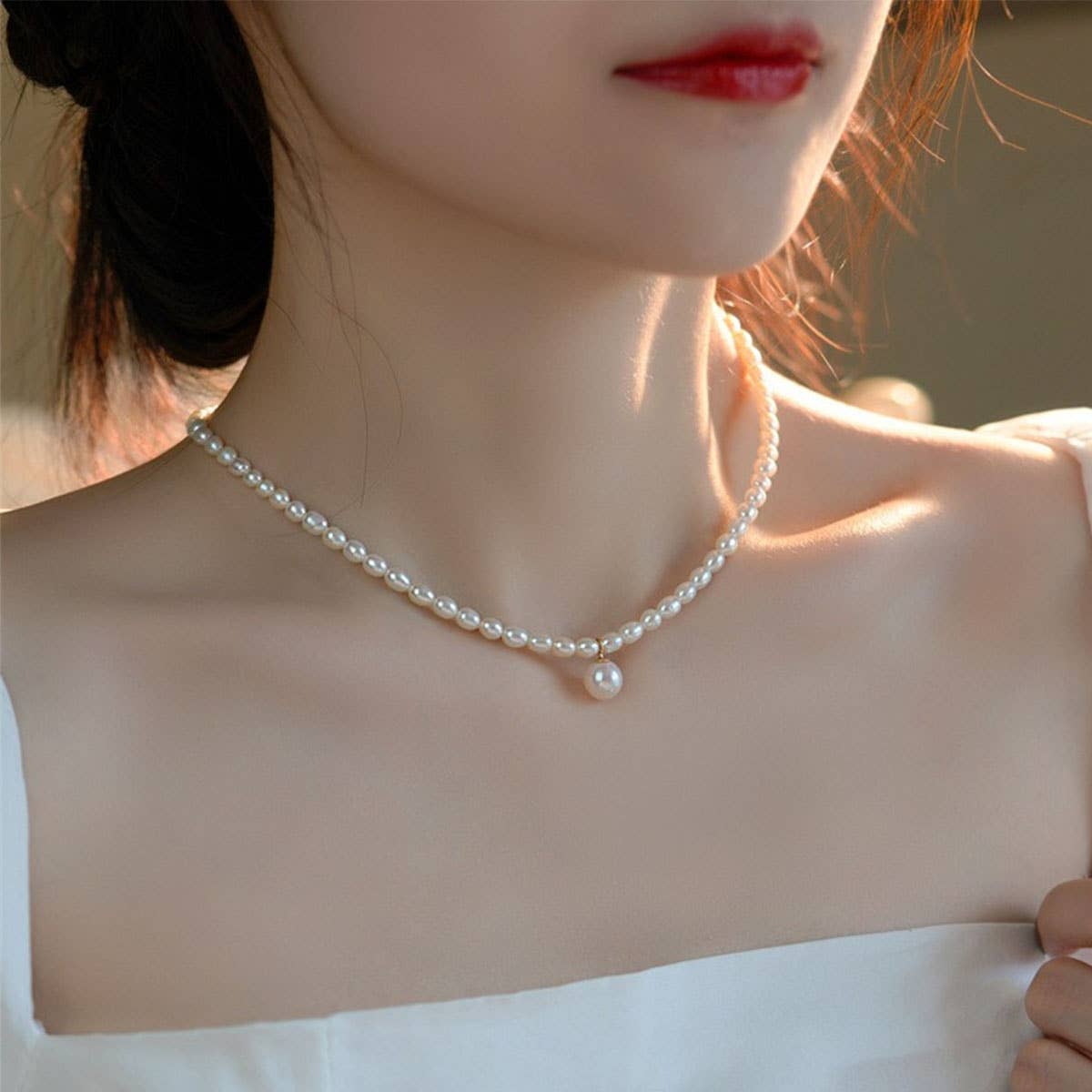 A simple and elegant freshwater pearl necklace