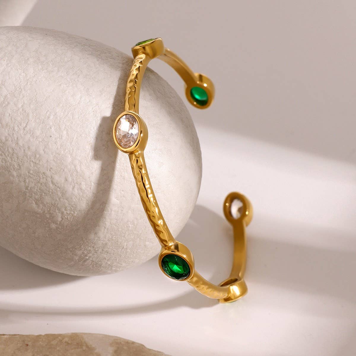 18K Gold Hammered Emerald Open Cuff Bracelet_CWAJE4901